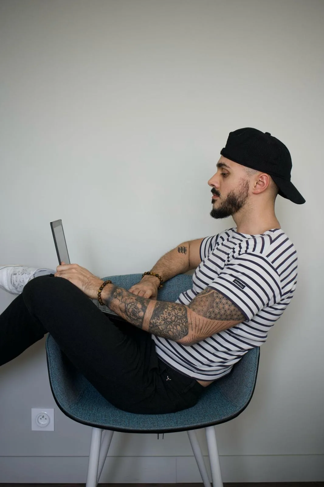 Maël Guelou, consultant SEO à Rennes, analysant un site e-commerce