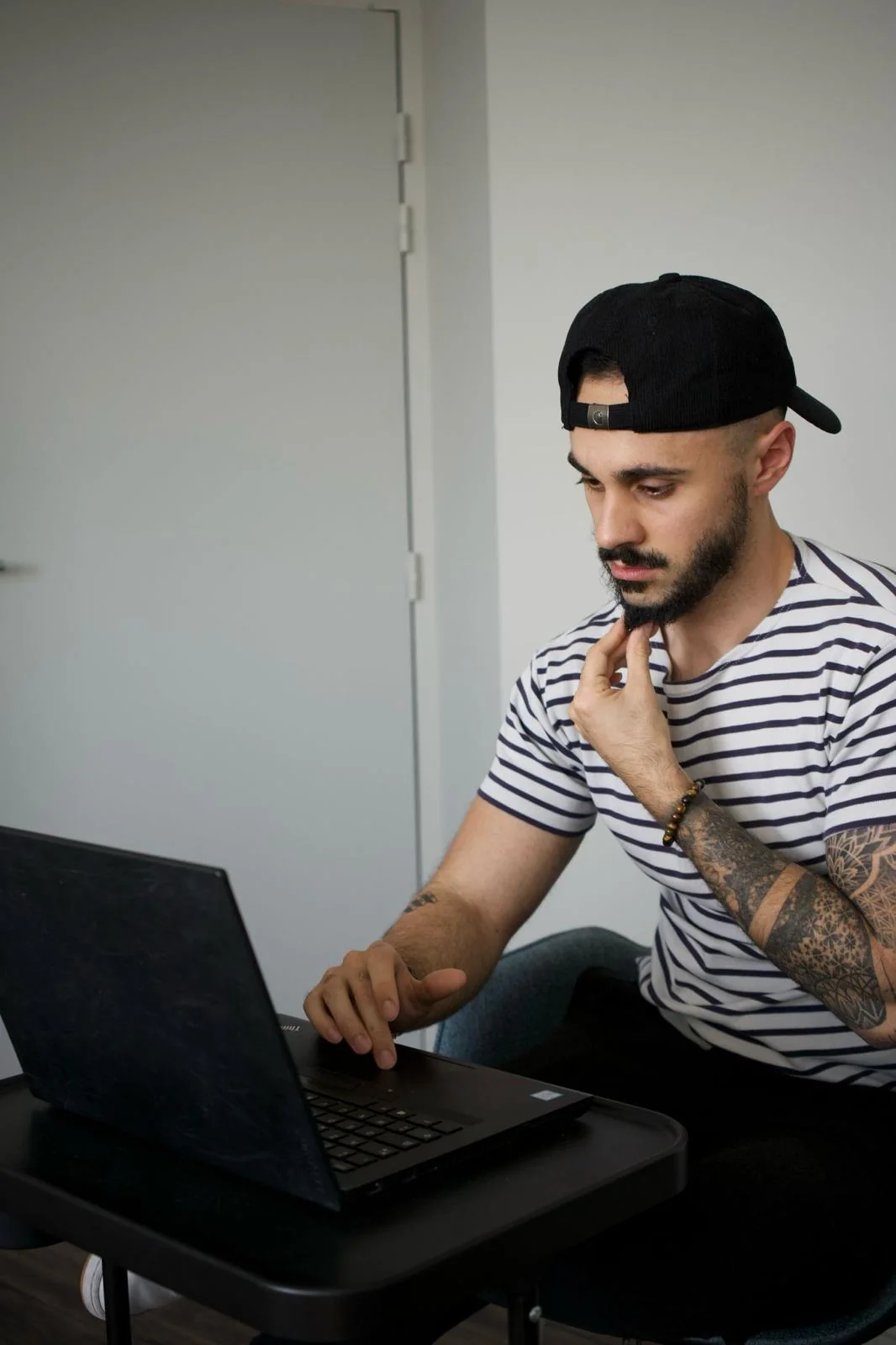 Maël Guelou, consultant SEO à Rennes, analysant les données d’un site